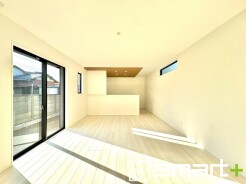 ～穏やかな陽の入るＬＤＫ～
・大きな窓のあるＬＤＫは陽当りも良好で明るい空間となっております。
・ご家族団らんなど過ごす時間の多いＬＤＫが明るいのは嬉しいポイントですね。
