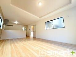 ～折り上げ天井のあるＬＤＫ～
・一部天井を高くする折り上げ天井を配する事で縦への空間が生まれ、開放感のある広々とした仕様に。
・ぜひ現地でその魅力をご体感くださいませ。