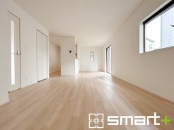 ～余裕の空間が広がるＬＤＫ～
・１８.５帖あるＬＤＫはご家族団らんのお時間を余裕の広さで演出してくれます。
・ご内覧の際は家具の配置などもイメージしながらご覧くださいませ。
(１号棟)