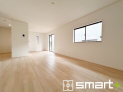 ～穏やかな陽の入るＬＤＫ～
・大きな窓のあるＬＤＫは陽当りも良好で明るい空間となっております。
・ご家族団らんなど過ごす時間の多いＬＤＫが明るいのは嬉しいポイントですね。
(１号棟)