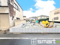 ～ベタ基礎でしっかりとした土台～
・コンクリートの中に鉄筋を配し強度を高めた「ベタ基礎」を採用。
・しっかりとした土台を造ったうえで、その上に建物が築造されていきます。
(１号棟)