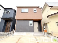 ～モダンな印象の外観～
・木目調の外壁アクセントは幅広いテイストにマッチし、住まいに温かみを与えてくれる人気のデザイン。
・見た目に重厚感が生まれ、高級感のある仕様となっております。