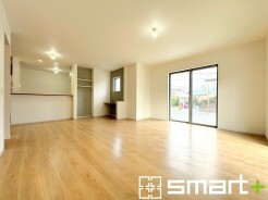 ～余裕の空間が広がるＬＤＫ～
・２１.３帖あるＬＤＫはご家族団らんのお時間を余裕の広さで演出してくれます。
・ご内覧の際は家具の配置などもイメージしながらご覧くださいませ。
(３号棟)