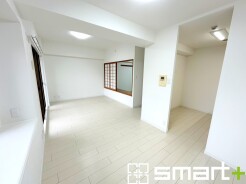 ～穏やかな陽の入るＬＤＫ～
・大きな窓のあるＬＤＫは陽当りも良好で明るい空間となっております。
・ご家族団らんなど過ごす時間の多いＬＤＫが明るいのは嬉しいポイントですね。
