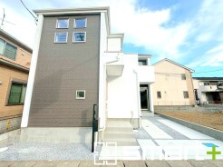 ～スタイリッシュな外観～
・重厚感のあるグレーと清潔感のあるホワイトの組み合わせで、洗練されたクールな雰囲気に。
・２色のコントラストがオシャレでスタイリッシュな外観に見せてくれますね。
