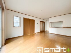 ～穏やかな陽の入るＬＤＫ～
・大きな窓のあるＬＤＫは陽当りも良好で明るい空間となっております。
・ご家族団らんなど過ごす時間の多いＬＤＫが明るいのは嬉しいポイントですね。
