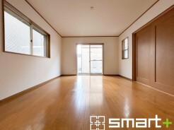 ～余裕の空間が広がるＬＤＫ～
・１２帖あるＬＤＫはご家族団らんのお時間を余裕の広さで演出してくれます。
・ご内覧の際は家具の配置などもイメージしながらご覧くださいませ。
