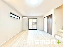 ～穏やかな陽の入るＬＤＫ～
・大きな窓のあるＬＤＫは陽当りも良好で明るい空間となっております。
・ご家族団らんなど過ごす時間の多いＬＤＫが明るいのは嬉しいポイントですね。
