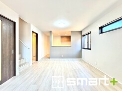 ～開放的なリビングイン階段～
・ご家族のお出掛けや帰宅がわかるリビングイン階段。自然とコミュニケーションが増えますね。
・家事をしながらリビング全体が見渡せるカウンターキッチンも魅力。
