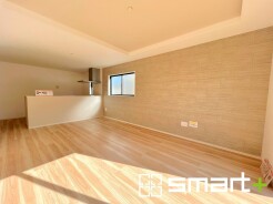 ～余裕の空間が広がるＬＤＫ～
・１８.２帖あるＬＤＫはご家族団らんのお時間を余裕の広さで演出してくれます。
・ご内覧の際は家具の配置などもイメージしながらご覧くださいませ。
