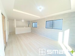 ～余裕の空間が広がるＬＤＫ～
・１８.２帖あるＬＤＫはご家族団らんのお時間を余裕の広さで演出してくれます。
・ご内覧の際は家具の配置などもイメージしながらご覧くださいませ。
(１号棟)