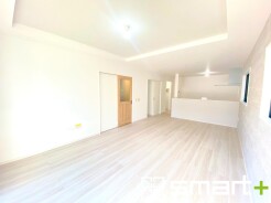 ～折り上げ天井のあるＬＤＫ～
・一部天井を高くする折り上げ天井を配する事で縦への空間が生まれ、開放感のある広々とした仕様に。
・ぜひ現地でその魅力をご体感くださいませ。
