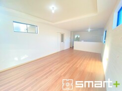 ～余裕の空間が広がるＬＤＫ～
・２２.５帖あるＬＤＫはご家族団らんのお時間を余裕の広さで演出してくれます。
・ご内覧の際は家具の配置などもイメージしながらご覧くださいませ。
