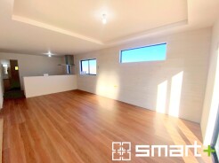 ～折り上げ天井のあるＬＤＫ～
・一部天井を高くする折り上げ天井を配する事で縦への空間が生まれ、開放感のある広々とした仕様に。
・ぜひ現地でその魅力をご体感くださいませ。
