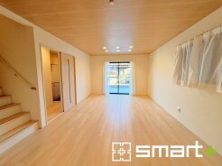 ～穏やかな陽の入るＬＤＫ～
・大きな窓のあるＬＤＫは陽当りも良好で明るい空間となっております。
・ご家族団らんなど過ごす時間の多いＬＤＫが明るいのは嬉しいポイントですね。
(Ａ号棟)
