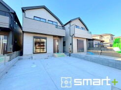 ～モダンな印象を与える外観～
・シックな色彩の２トーンカラーを採用する事でモダンでお洒落な印象の外観となっております。
・毎日家に帰ってくることが誇らしくなる高級感のある仕様。
(Ａ号棟)