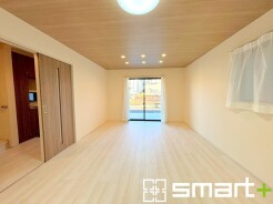 ～穏やかな陽の入るＬＤＫ～
・大きな窓のあるＬＤＫは陽当りも良好で明るい空間となっております。
・ご家族団らんなど過ごす時間の多いＬＤＫが明るいのは嬉しいポイントですね。