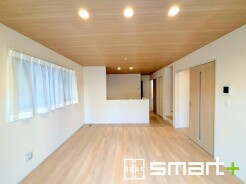 ～穏やかな陽の入るＬＤＫ～
・ご家族でゆったり寛げる広々リビングは、大きな窓からたっぷりの陽光が差し込む明るい空間。
・料理と洗濯、片付けなど並行して家事を進める時に便利な回遊動線。