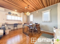 ～日当り良好のＬＤＫ～
・たくさんの窓からたっぷりの陽光が差し込む明るいリビングで寛ぎのひと時を。
・木のぬくもりを感じる木目調の内装がオシャレな空間を演出してくれます。