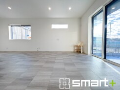 ～窓からはたっぷりの陽光～
・大きな窓のあるＬＤＫは陽当りも良好で明るい空間となっております。
・ご家族団らんなど過ごす時間の多いＬＤＫが明るいのは嬉しいポイントですね。
