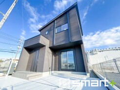 ～シックな色彩の外観を採用～
・外壁に濃い色を採用する事でモダンな印象のシックな外観となっております。
・高級感も出るので毎日家に帰るのが誇らしくなります。ぜひ現地でご確認くださいませ。
