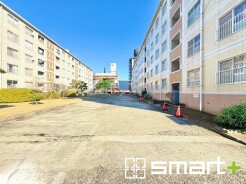 ～便利な平面駐車場～
・広い敷地を活かした平面式の駐車場。車の出し入れが楽で利便性に優れます。
・空き状況などもお気軽にお問い合わせくださいませ。
