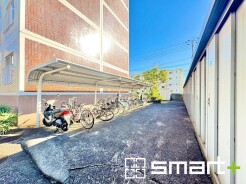 ～敷地内に駐輪場もございます～
・もちろんですが駐輪場もございますので、自転車をご利用の方もご安心くださいませ。
・ご内覧の際はぜひ共用部も併せてご確認ください。
