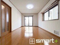 ～窓からはたっぷりの陽光～
・大きな窓から明るい陽光が舞い込みお部屋全体を心地のよい空間に。
・ご家族が自然と集まる憩いのスペースになりそうですね。