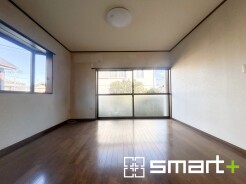 ～穏やかな陽の入るＬＤＫ～
・大きな窓のあるＬＤＫは陽当りも良好で明るい空間となっております。
・ご家族団らんなど過ごす時間の多いＬＤＫが明るいのは嬉しいポイントですね。
