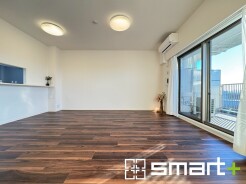 ～穏やかな陽の入るＬＤＫ～
・大きな窓のあるＬＤＫは陽当りも良好で明るい空間となっております。
・ご家族団らんなど過ごす時間の多いＬＤＫが明るいのは嬉しいポイントですね。
