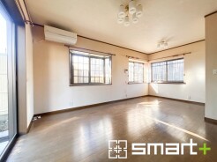 ～穏やかな陽の入るＬＤＫ～
・大きな窓のあるＬＤＫは陽当りも良好で明るい空間となっております。
・ご家族団らんなど過ごす時間の多いＬＤＫが明るいのは嬉しいポイントですね。
