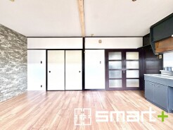 ～穏やかな陽の入るＬＤＫ～
・大きな窓のあるＬＤＫは陽当りも良好で明るい空間となっております。
・ご家族団らんなど過ごす時間の多いＬＤＫが明るいのは嬉しいポイントですね。
