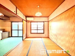 ～穏やかな陽の入る和室～
・日当り良好の和室は思わず寝ころびたくなる癒しの空間です。
・ゆとりある広さなのでご家族みんなでもゆったりとお過ごしいただけます。