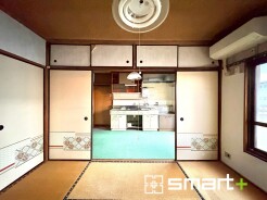 ～居心地の良い和室～
・窓からたっぷりの光が舞い込み、お部屋全体を優しく包み込んでくれます。
・リビングの続き間として利用すれば広々空間になります。