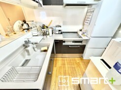 ～使い勝手の良いキッチン形状～
・「く」の字型のキッチンなので、流しとコンロの移動が楽々で使い勝手の良い形状です。
・ぜひ実際に現地でご体感くださいませ。
