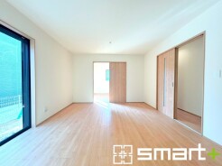 ～家族団らんにピッタリの広々リビング～
・自然の光が降り注ぐ明るいLDKは家族団らんにピッタリ。
・隣接の洋室を続き間として利用すれば２１帖超の広々空間になります。
