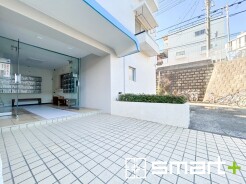 ～管理の行き届いたエントランス～
・お住まいの「顔」でもあるエントランス。管理会社の方でしっかりと管理されております。
・ぜひ現地でご体感くださいませ。
