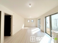 ～日当り良好のＬＤＫ～
・たくさんの窓からたっぷりの陽光が差し込む明るいリビングで寛ぎのひと時を。
・料理と洗濯、片付けなど並行して家事を進める時に便利な回遊動線。