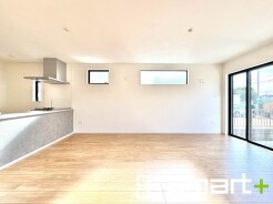 ～余裕の空間が広がるＬＤＫ～
・２０帖あるＬＤＫはご家族団らんのお時間を余裕の広さで演出してくれます。
・ご内覧の際は家具の配置などもイメージしながらご覧くださいませ。
