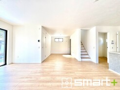 ～穏やかな陽の入るＬＤＫ～
・大きな窓のあるＬＤＫは陽当りも良好で明るい空間となっております。
・ご家族団らんなど過ごす時間の多いＬＤＫが明るいのは嬉しいポイントですね。
