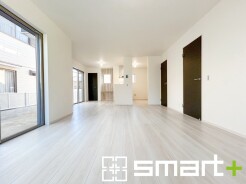 ～余裕の空間が広がるＬＤＫ～
・２０.２帖あるＬＤＫはご家族団らんのお時間を余裕の広さで演出してくれます。
・ご内覧の際は家具の配置などもイメージしながらご覧くださいませ。
