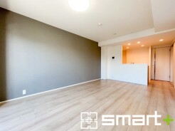 ～穏やかな陽の入るＬＤＫ～
・大きな窓のあるＬＤＫは陽当りも良好で明るい空間となっております。
・ご家族団らんなど過ごす時間の多いＬＤＫが明るいのは嬉しいポイントですね。
