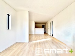 ～余裕の空間が広がるＬＤＫ～
・１９.７５帖あるＬＤＫはご家族団らんのお時間を余裕の広さで演出してくれます。
・ご内覧の際は家具の配置などもイメージしながらご覧くださいませ。
