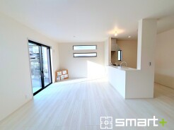 ～穏やかな陽の入るＬＤＫ～
・大きな窓のあるＬＤＫは陽当りも良好で明るい空間となっております。
・ご家族団らんなど過ごす時間の多いＬＤＫが明るいのは嬉しいポイントですね。
