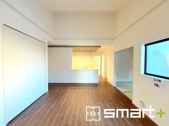 ～穏やかな陽の入るＬＤＫ～
・大きな窓のあるＬＤＫは陽当りも良好で明るい空間となっております。
・ご家族団らんなど過ごす時間の多いＬＤＫが明るいのは嬉しいポイントですね。
(３号棟)