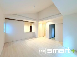 ～家族団らんにピッタリの広々リビング～
・自然の光が降り注ぐ明るいLDKは家族団らんにピッタリ。
・隣接の和室を続き間として利用すれば２４帖の広々空間になります。