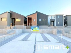 ～モダンな印象を与える外観～
・シックな色彩の２トーンカラーを採用する事でモダンでお洒落な印象の外観となっております。
・毎日家に帰ってくることが誇らしくなる高級感のある仕様。