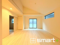 ～穏やかな陽の入るＬＤＫ～
・大きな窓のあるＬＤＫは陽当りも良好で明るい空間となっております。
・ご家族団らんなど過ごす時間の多いＬＤＫが明るいのは嬉しいポイントですね。
