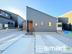 ～モダンな印象の外観～
・木目調の外壁アクセントは幅広いテイストにマッチし、住まいに温かみを与えてくれる人気のデザイン。
・見た目に重厚感が生まれ、高級感のある仕様となっております。
