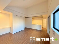 ～窓からはたっぷりの陽光～
・穏やかな陽だまりに包まれる居心地の良いＬＤＫは、ご家族が自然と集まる憩いのスペースに。
・家事をしながらご家族との会話が楽しめる人気のカウンターキッチンも魅力。